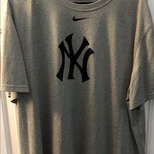 New York Yankees Nike dry fit shirt